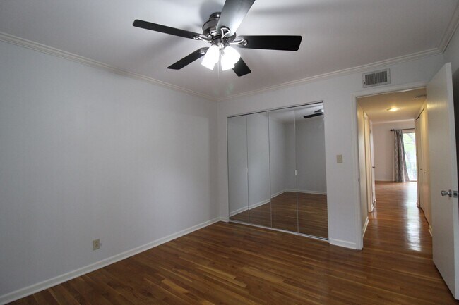Building Photo - May free on this 2 br 1 bath apartment in the West Plaza  area