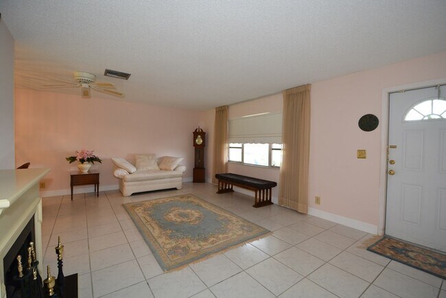 Building Photo - 2201 Collins Ave