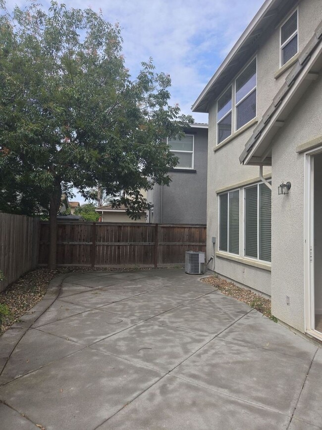 Building Photo - 2435 Hanson Dr