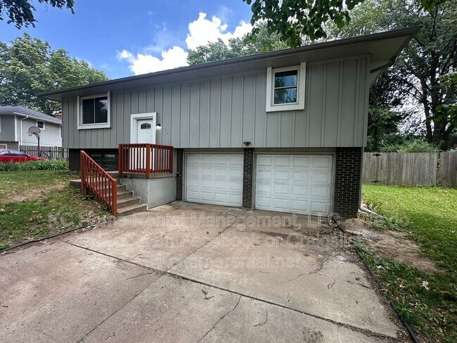 Building Photo - 424 NE Lakeview Dr