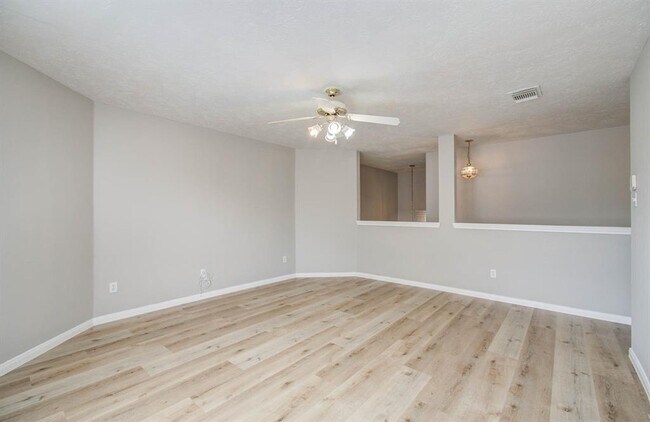 Building Photo - 911 E Hampton Dr