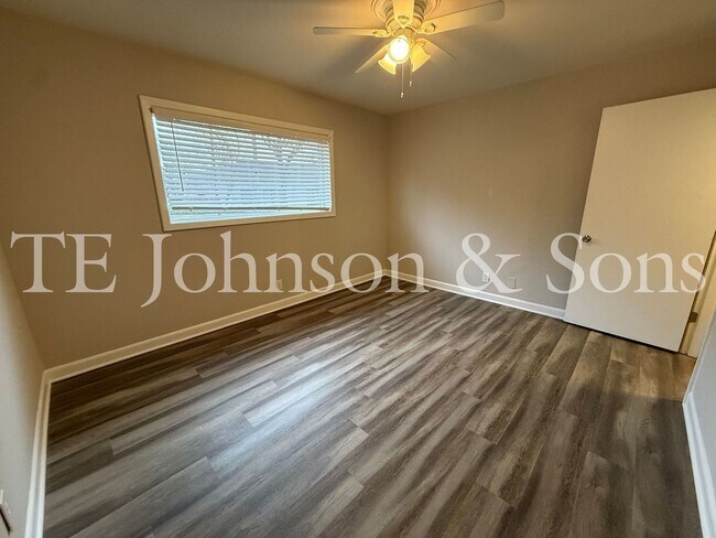 Building Photo - 2 Bedroom Salem View Apartment!