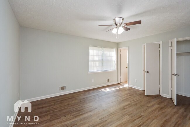 Building Photo - 3553 Charlotte Dr