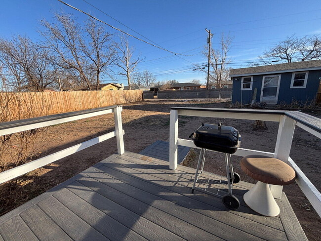 Building Photo - 114 Holly St