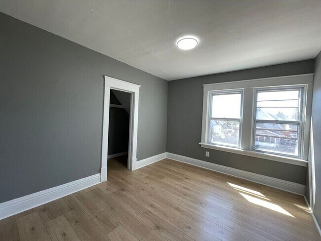 Building Photo - 1519 Vinal St