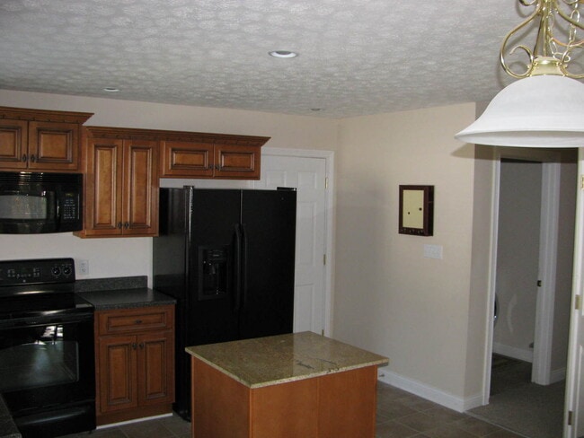Building Photo - Like new home in Oldham County