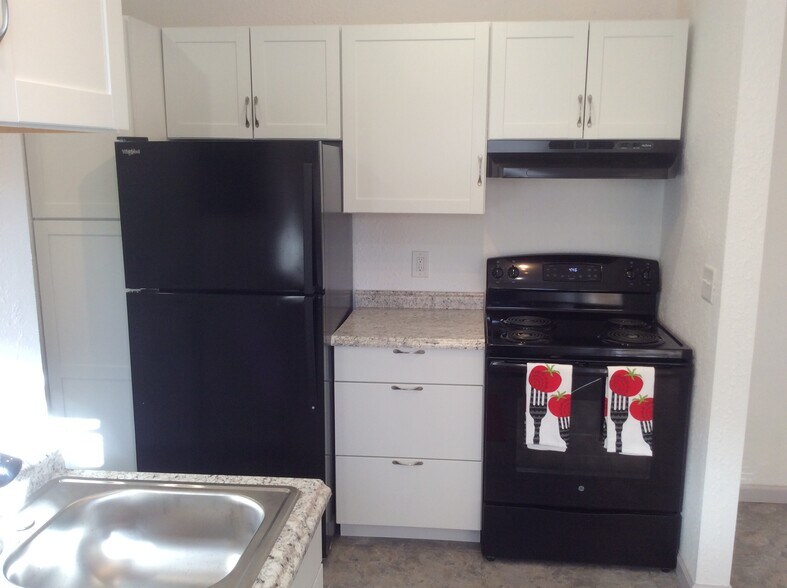 Fridge With Ice Maker - 917 Phillips St