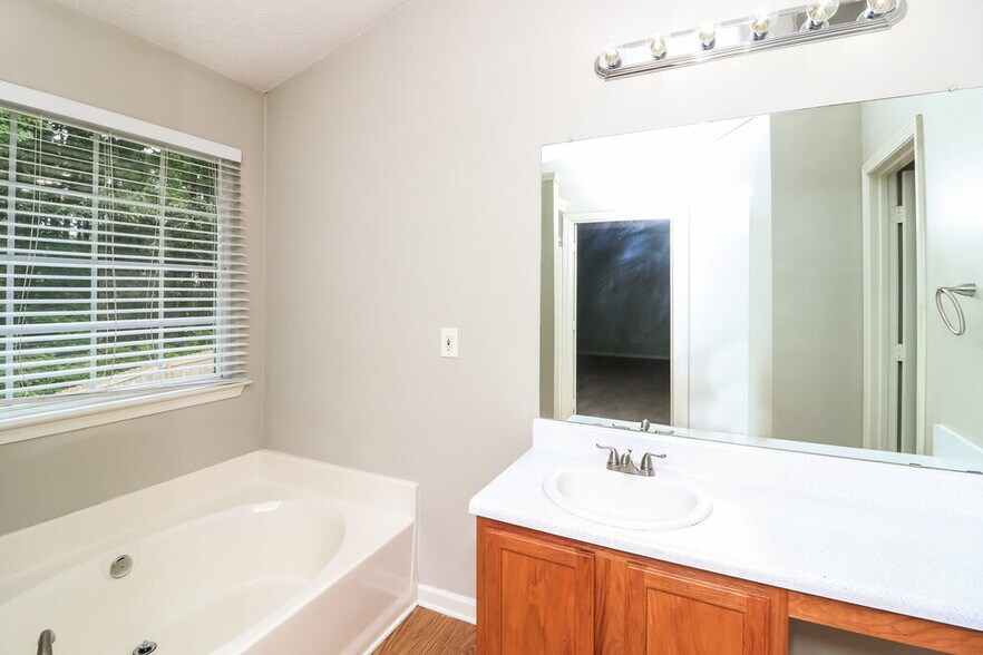 Building Photo - 1347 Ambercrest Way