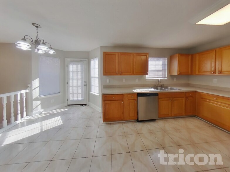 Building Photo - 636 Christina Pl