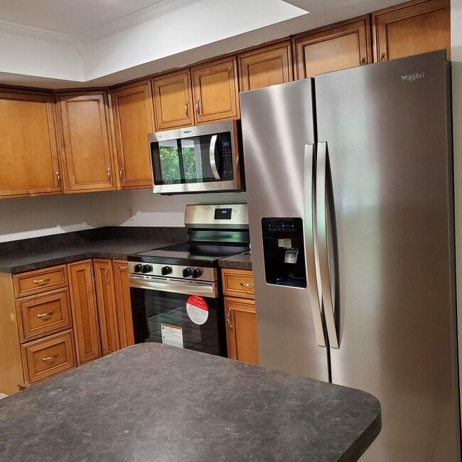 Building Photo - Location, convenience, comfort. This 4 bedroom plus den, 2 bath has it all!