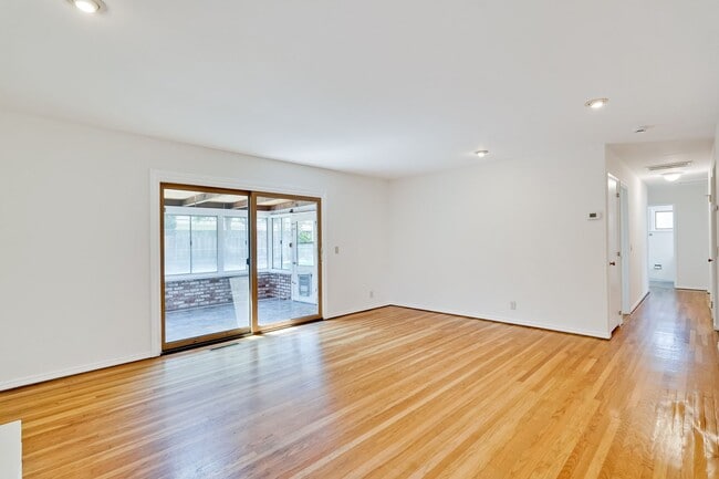 Building Photo - Single Story 3/2 in Well Established Neighborhood Near Branham High School with Air conditioning ...