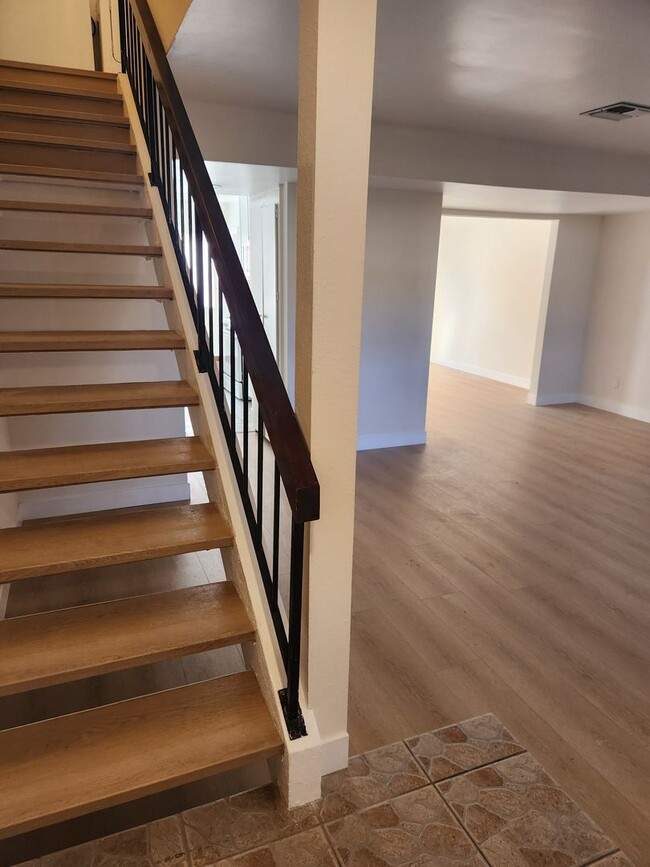 Building Photo - 3bed/2.5bath + Garage Townhome in Tarzana-...