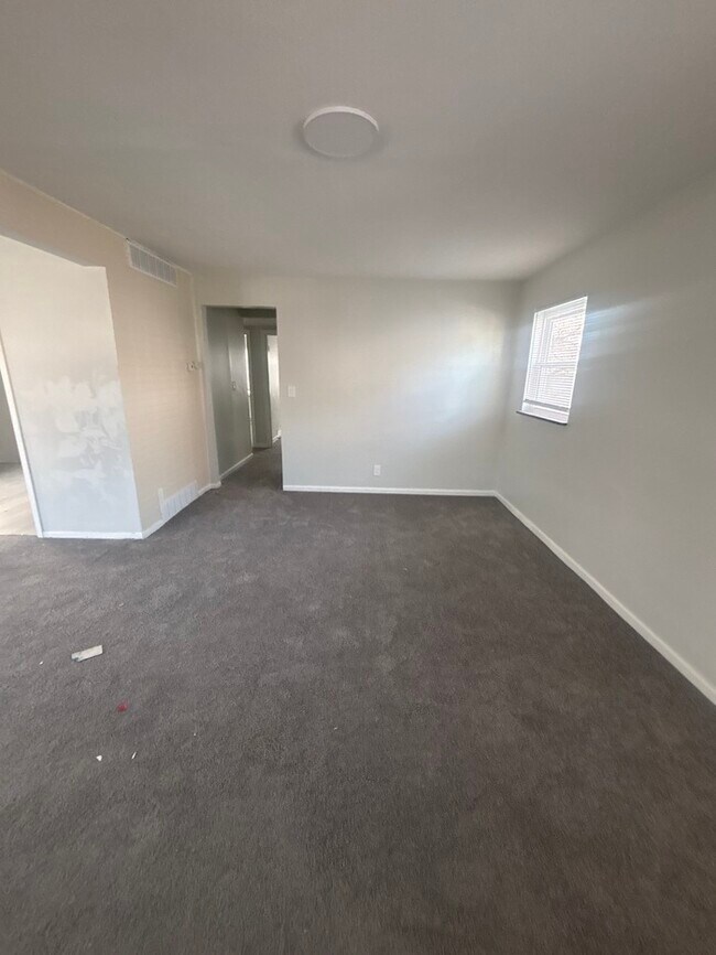 Building Photo - 4 bed 1 bath