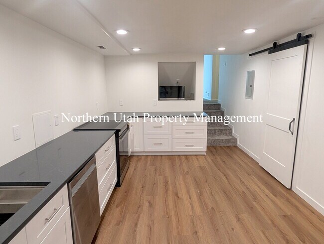 Building Photo - East Bench 5 Bed, 2 Bath