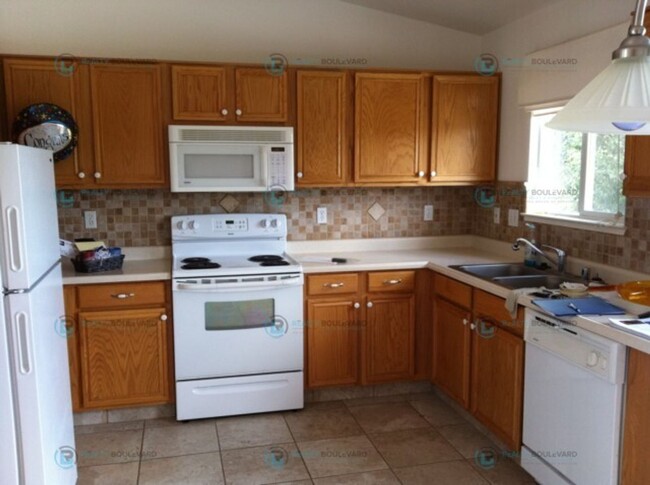 Building Photo - Bright & Spacious 3-Bedroom Home with Larg...