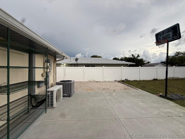 Building Photo - 2289 Southeast Carnation Road