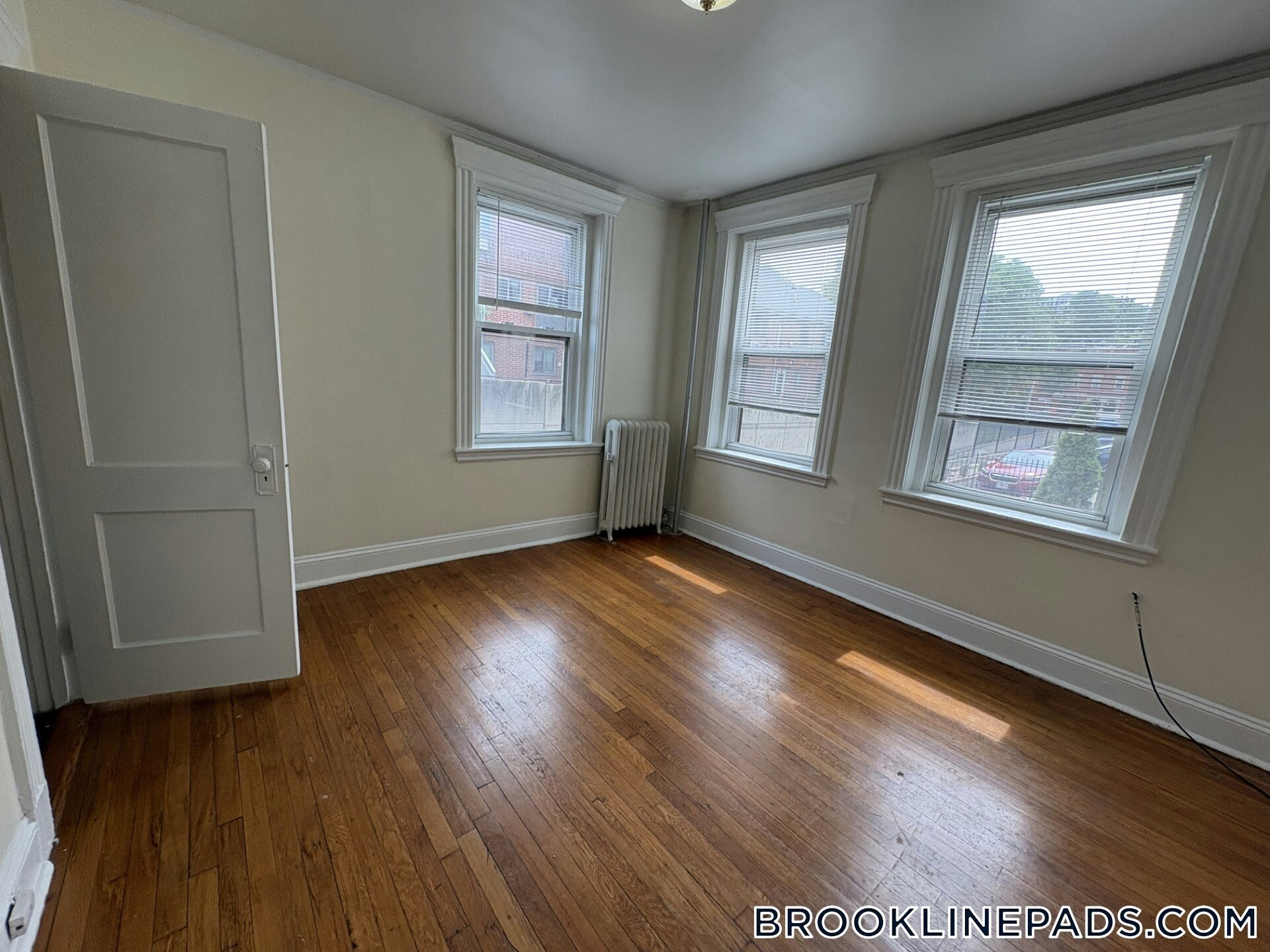 Building Photo - 352 Riverway