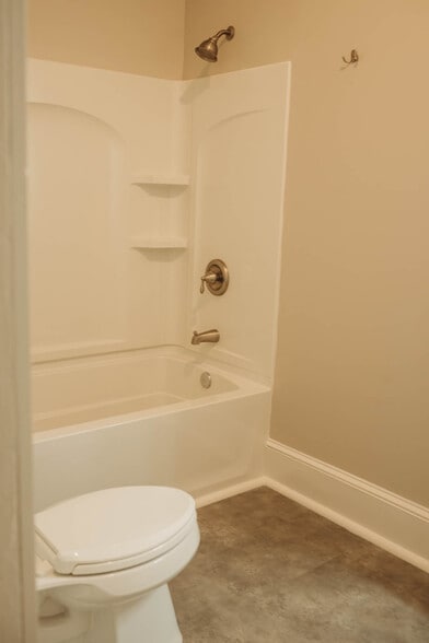 Full tub and shower - 529 E Washington St
