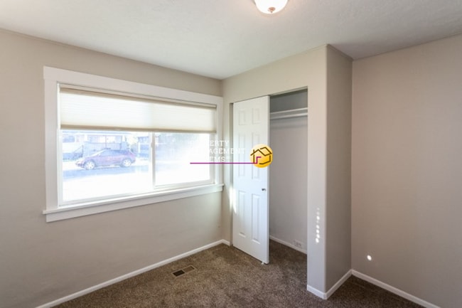 Building Photo - 2 Bedroom Salt Lake Duplex - All Utilities Included!