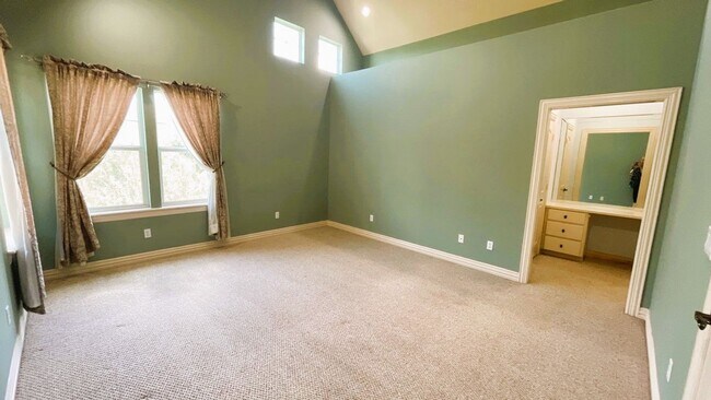 Building Photo - GORGEOUS Townhome in Inner Loop Gated Community **Ask about our NO CASH DEPOSIT option through OB...
