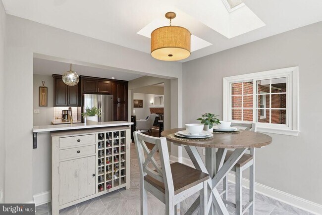 Building Photo - 5642 Jefferson Blvd