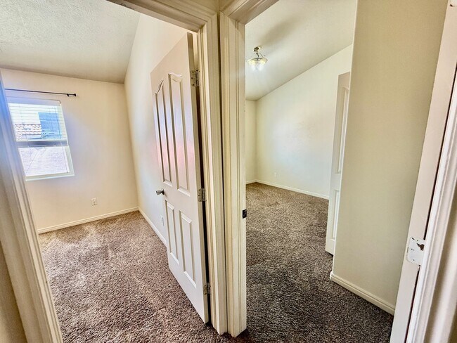 Building Photo - Cute 3-BR Townhome Near Costco