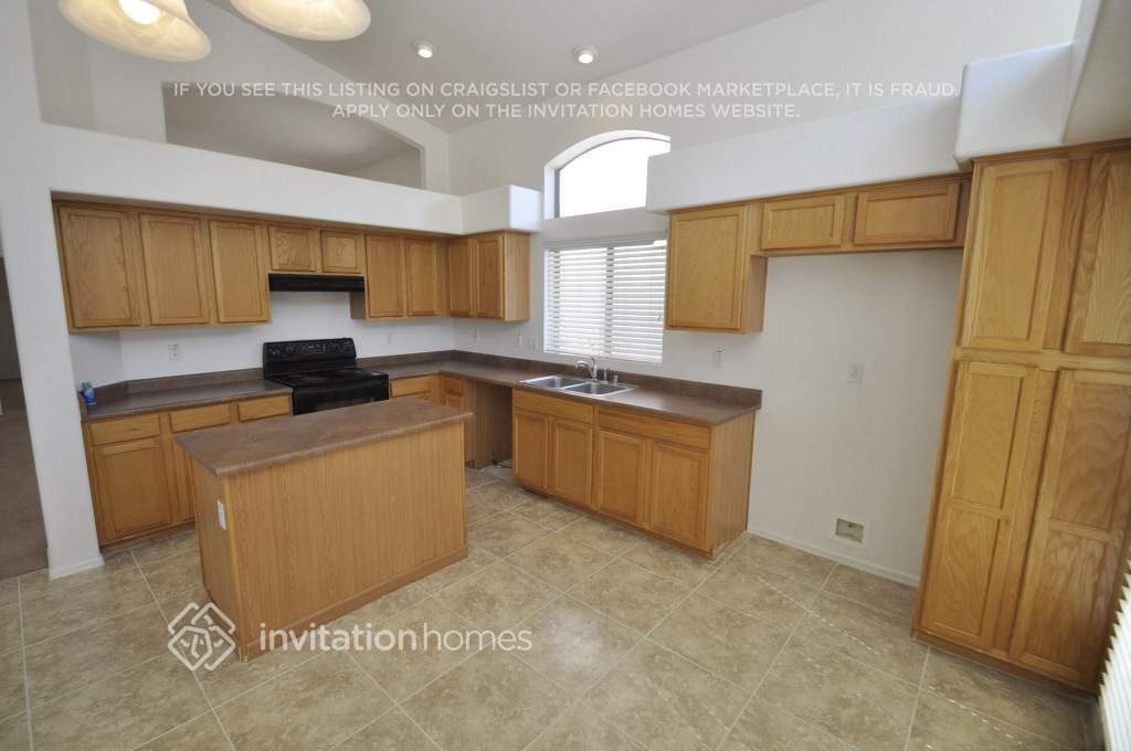 Building Photo - 10541 W Almeria Rd