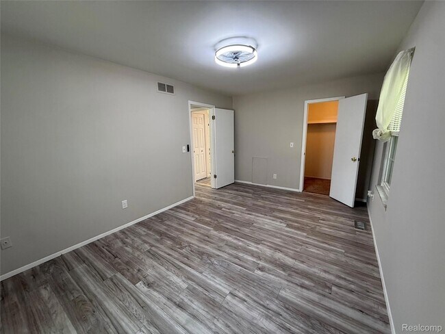 Building Photo - 15895 Cambridge Dr