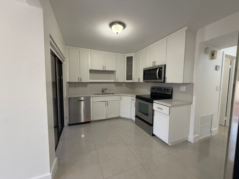 Building Photo - 8947 SW 149th Pl