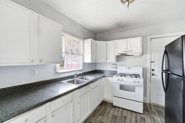 Building Photo - 2420 Stevens St