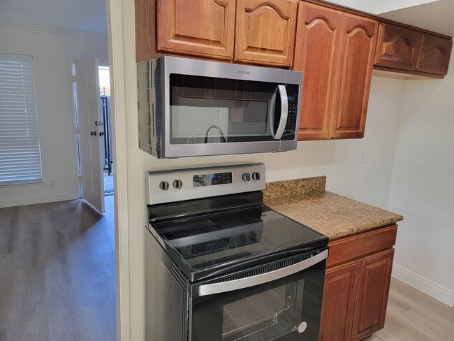 Building Photo - 3bed/1.5ba End Unit with Private Backyard & Patio