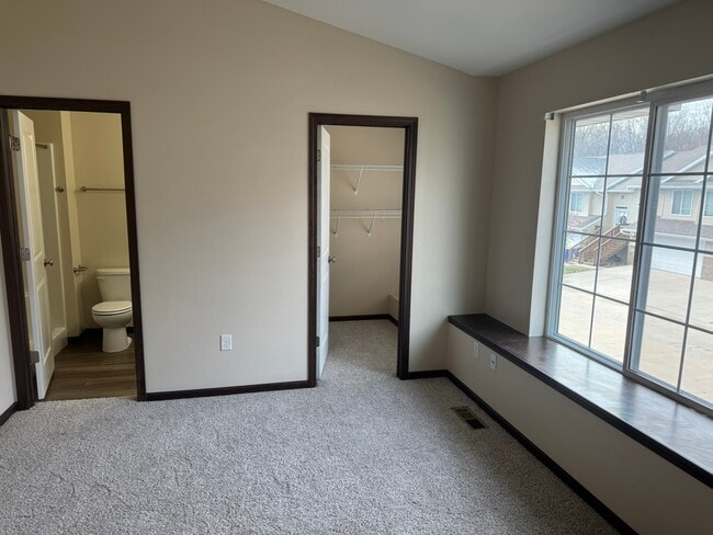 Building Photo - 460 RJ Dr