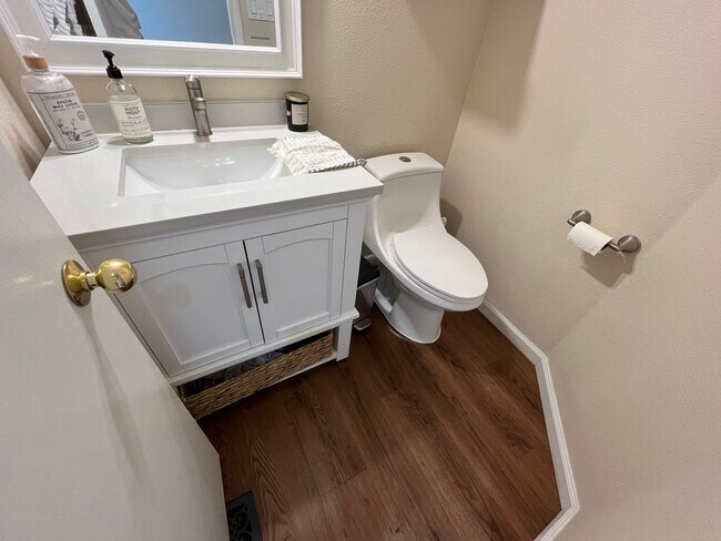 Building Photo - Beautiful 4Bd + 3Ba in Portland!! Offers Beautiful Outdoor Views and Great Gardening Backyards!!