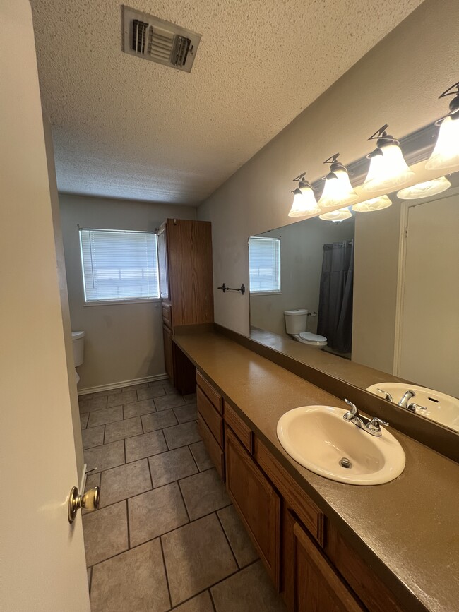 Master bath - 208 La Grange Dr