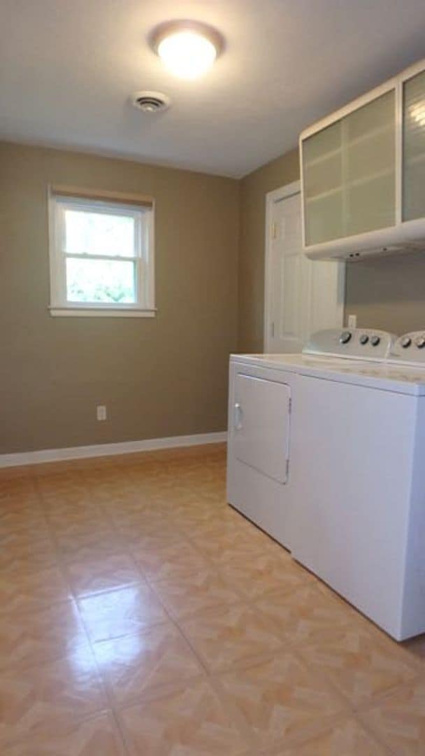 Building Photo - Wonderful 3 Bed 1 Bath House w/ Bonus Room!