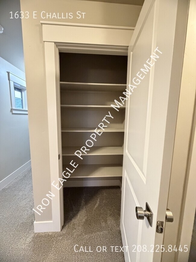 Building Photo - 1633 E Challis St