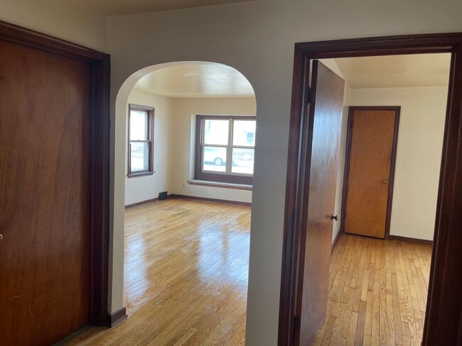 Building Photo - 2827 W Bobolink Ave