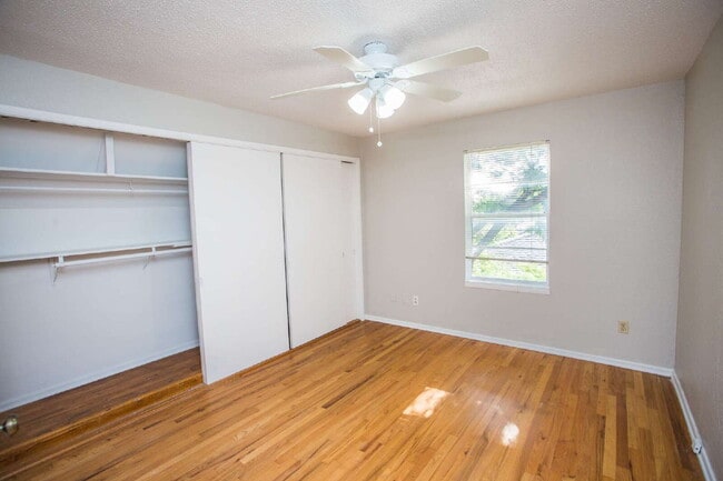 Building Photo - "Spacious 5-Bed Oasis with Granite Elegance & Hardwood Charm in Lubbock!"