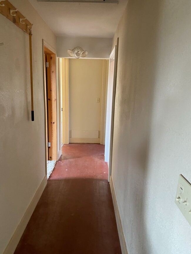 Building Photo - Cute 3 bedroom 1 bath house in country
