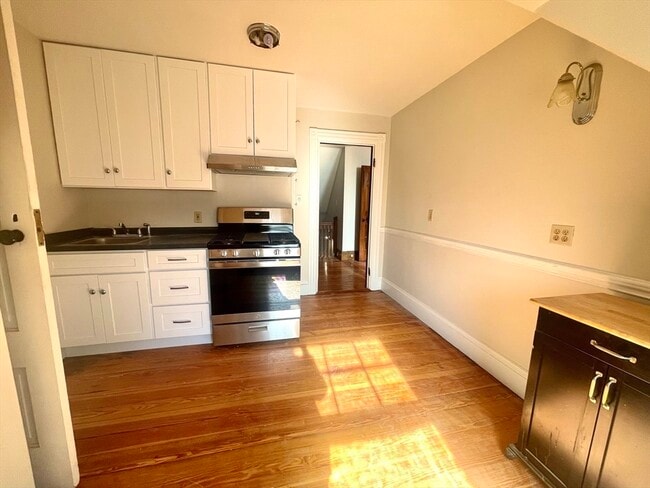 Building Photo - 11 Montague St