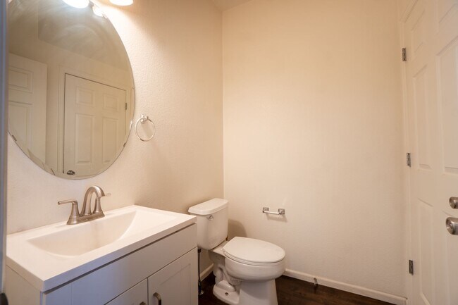 Building Photo - Beautiful townhome on Snow Bowl for Rent!