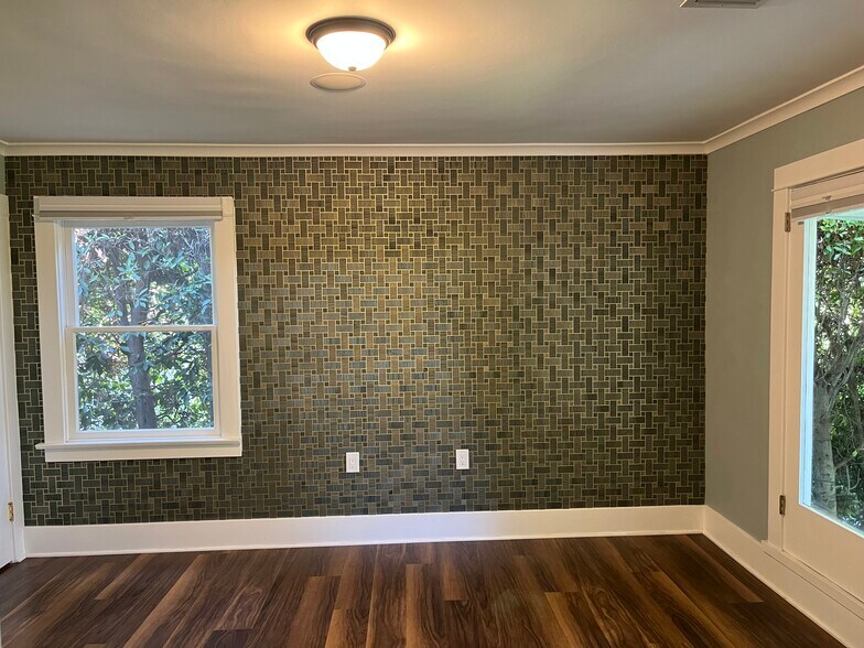 Building Photo - 7024 De Longpre Ave