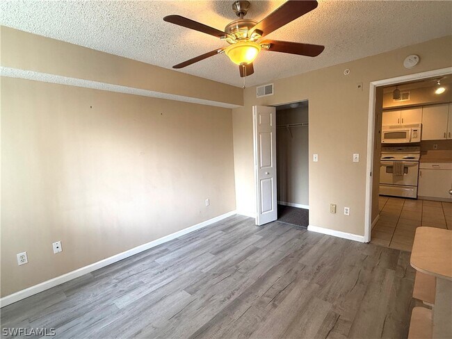 Building Photo - 1865 Florida Club Dr