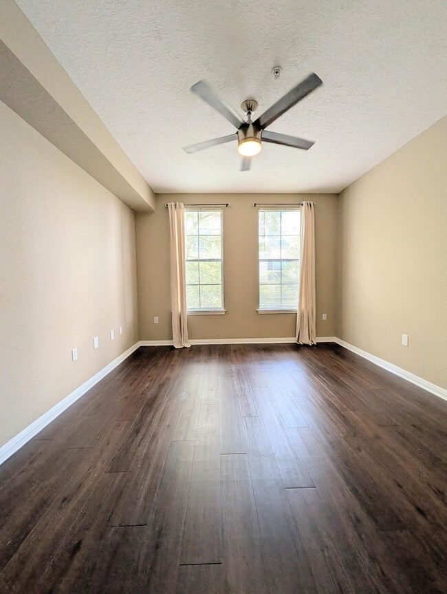 Building Photo - 1x1 Updated flooring & appliances. Includes balconette & washer & dryer