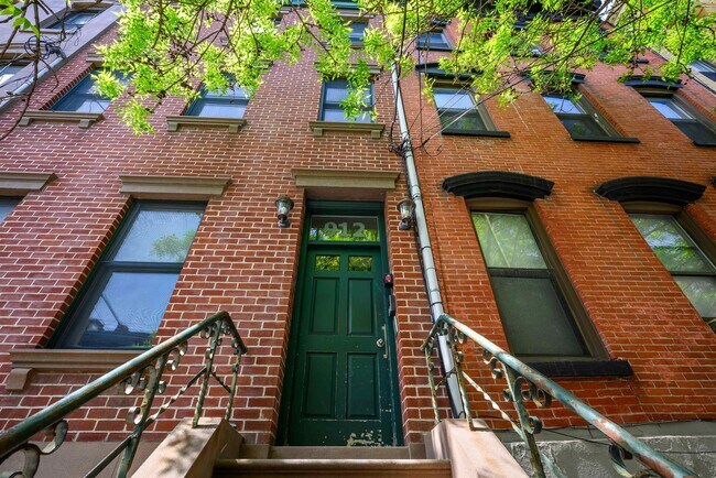 Building Photo - 912 Park Ave