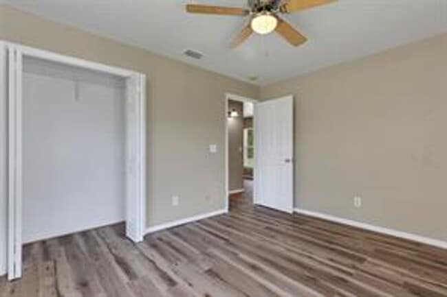Building Photo - Beautiful 3/1 in the heart of Plant City