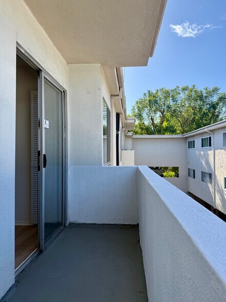 Building Photo - 5320 Zelzah Ave