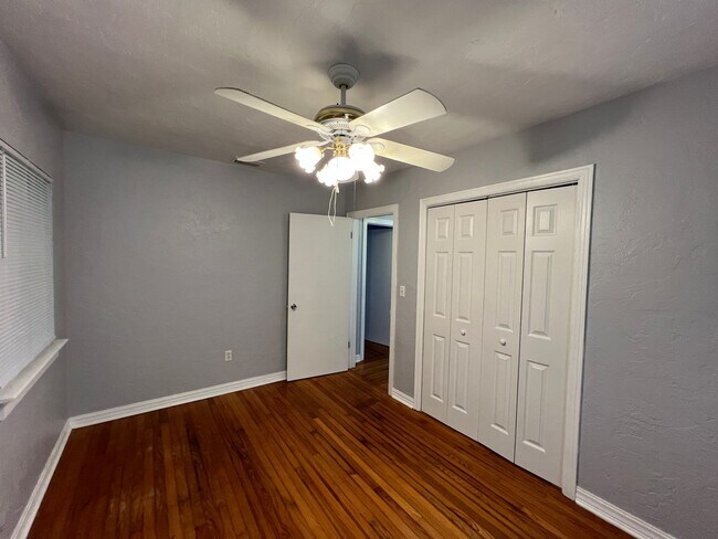 Building Photo - Beautiful 2 Bed/2 Bath Home in Ocala!! BOUNUS ROOM Included! Lawn care INCLUDED!