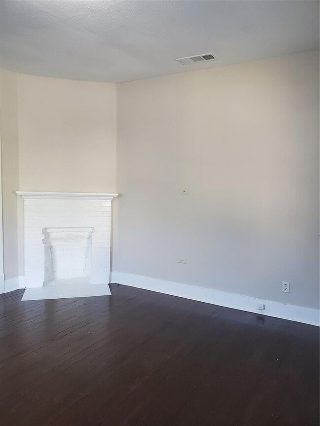 Building Photo - Spacious 3 Bed, 1 Bath Near Historic Fairmount- 76104