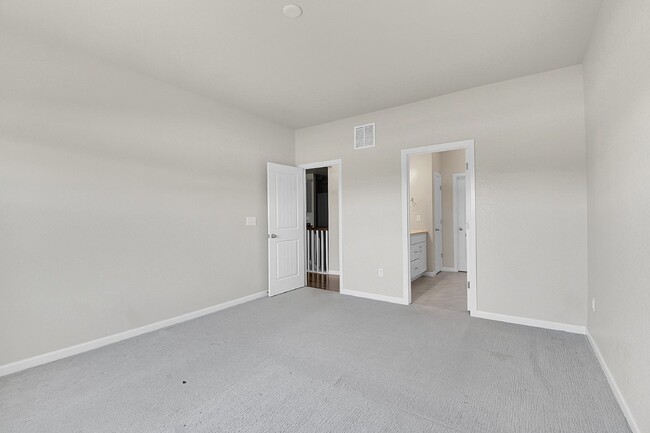 Building Photo - $2,895.00 - $500 OFF First Month's Rent - ...
